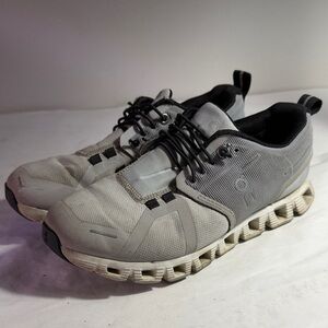 Used women’s sz 6 On Running Gray Athletic Shoes on clouds